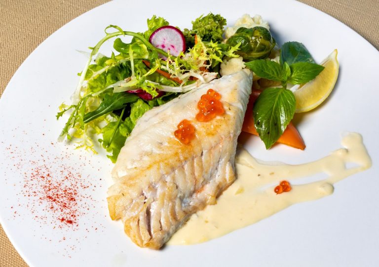 Merluza con mantequilla de ajo: el plato más sabroso que preparas en 30 minutos