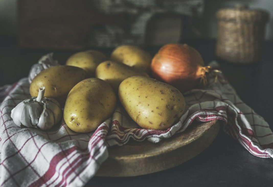 Patatas rellenas de verduras: el plato barato que quedará muy curioso en tu mesa
