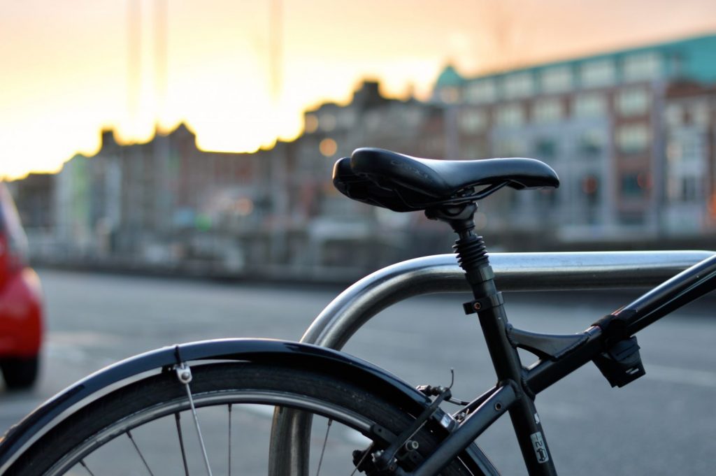 Dgt: La Multa Que Te Caerá Si No Le Das Prioridad A Las Bicicletas En Esto