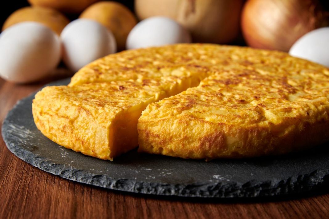 Rompiendo y mezclando los huevos