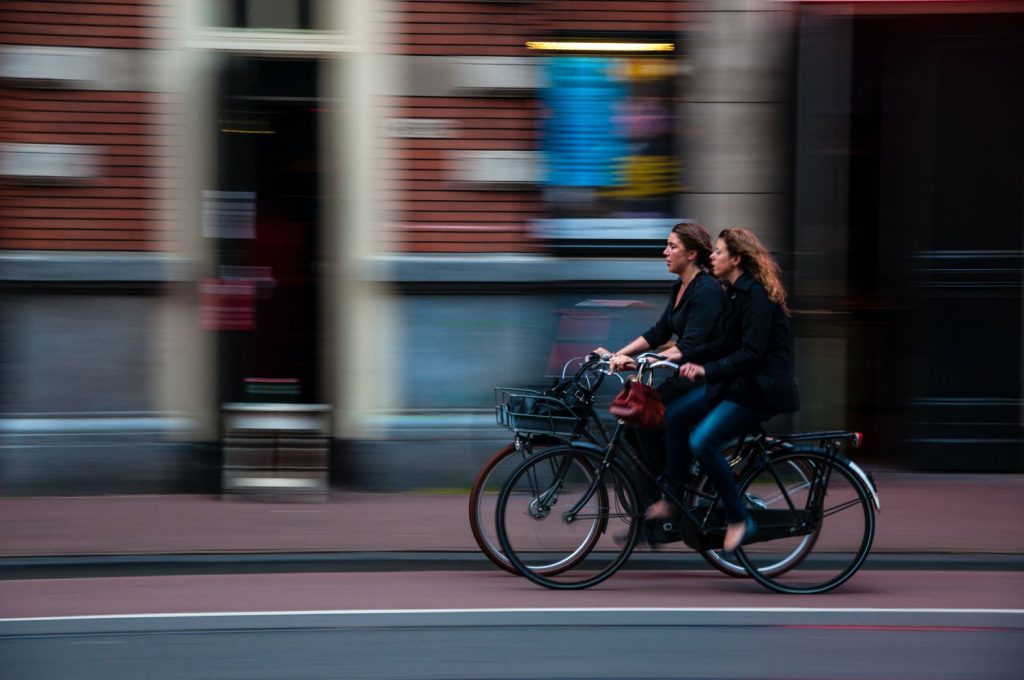 Dgt: La Multa Que Te Caerá Si No Le Das Prioridad A Las Bicicletas En Esto
