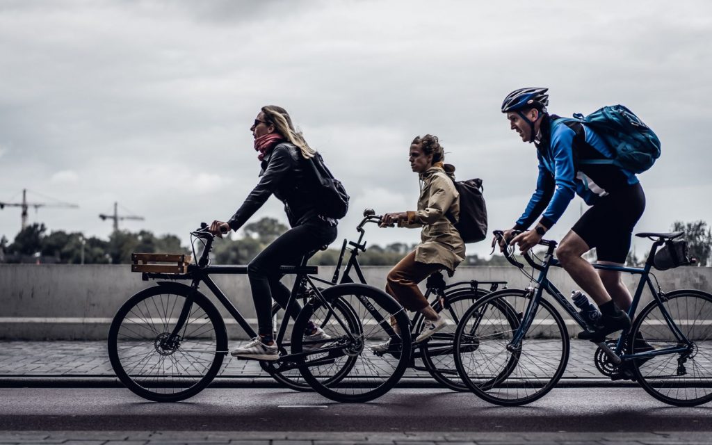 Dgt: La Multa Que Te Caerá Si No Le Das Prioridad A Las Bicicletas En Esto