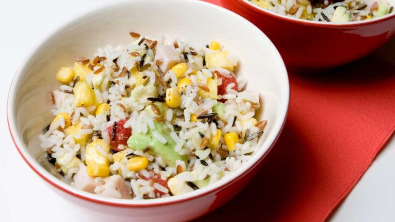 Esta ensalada de arroz veraniega te gustará más que la paella