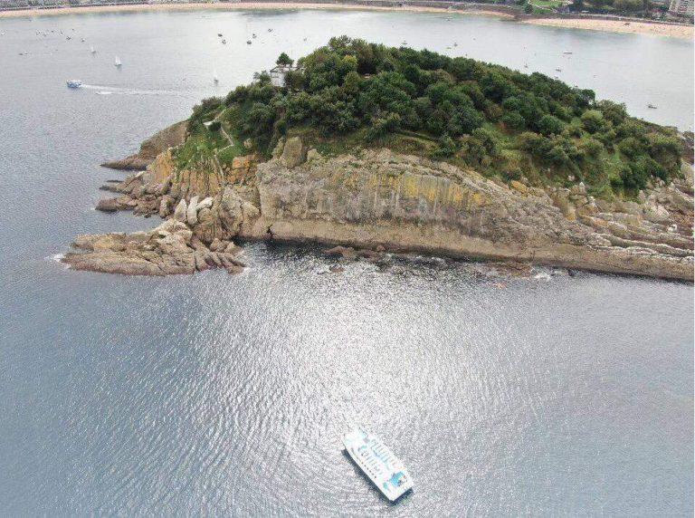 Ciudad San Sebastián, el catamarán con el cual es posible navegar por la costa donostiarra