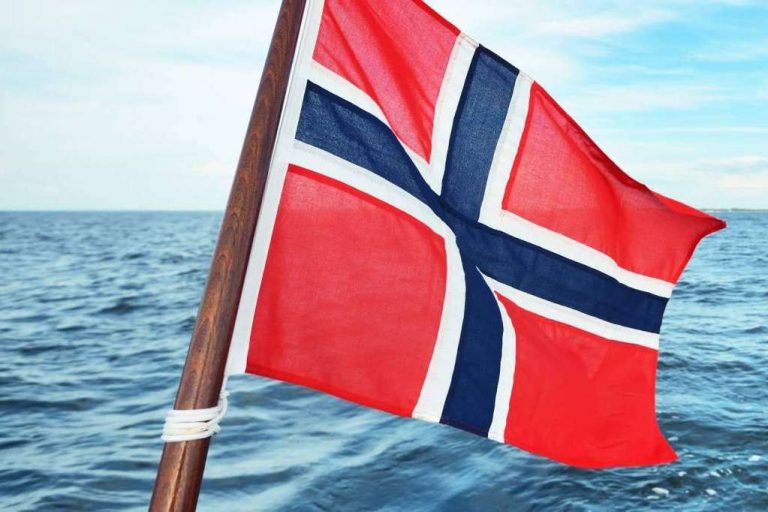 Las astas de bandera se encuentran en el catálogo de accesorios náuticos de Argonautica