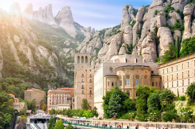 El destacado Tour Montserrat de Sea & Mountain Experiences incluye hiking por las ermitas y visita al monasterio