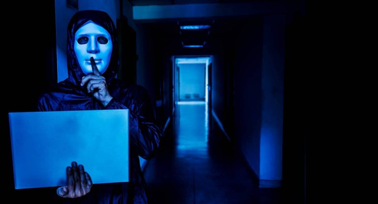 Las características del stalking, un delito que afecta a cada vez más usuarios de internet, de la mano de TQA