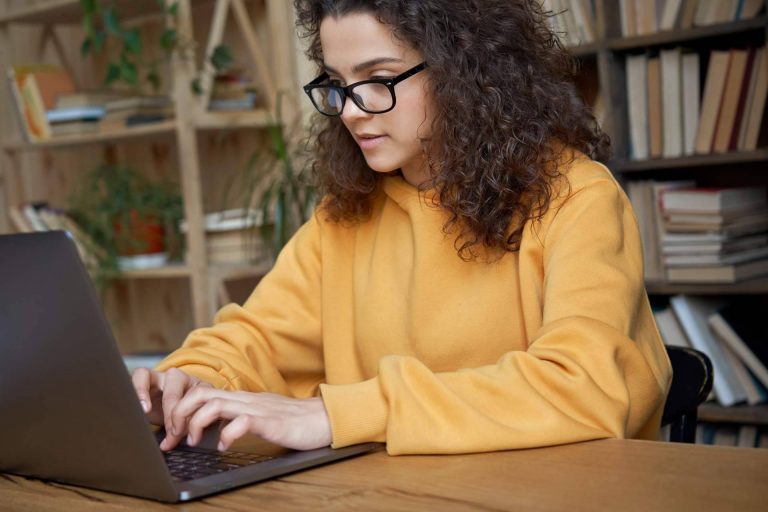 Una de las mejores herramientas para resumir y analizar textos es Resoomer