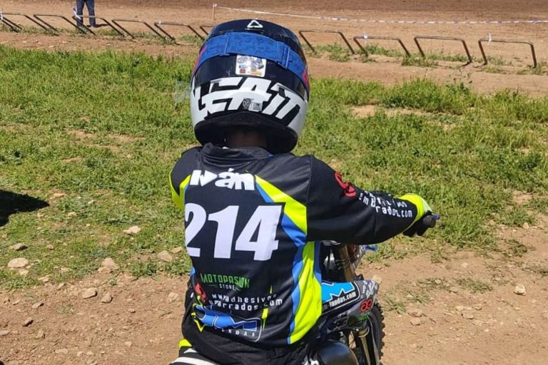 Acerca de la equipación off road personalizada de calidad de ADHESIVOSEMBARRADOS