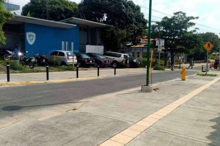 Abadecom finaliza la instalación de las pilonas rígidas de plástico reciclado en Costa Rica