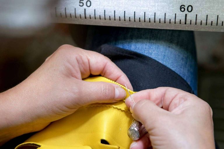 Guantes de mujer con un diseño único y calidad artesanal de la mano de Santacana