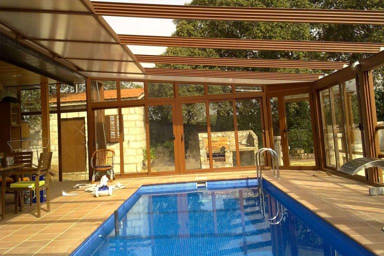 COVERTTO y sus techos fijos y móviles para el cuidado y mantenimiento de piscinas