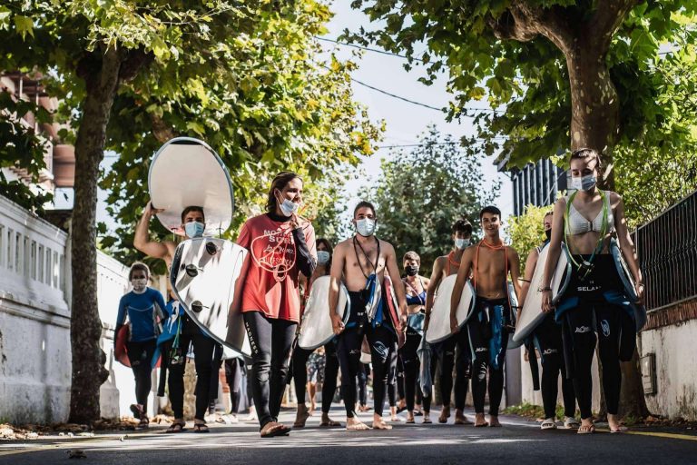 La escuela Family Surfers, Surfcamp Las Dunas, habla de la gran afluencia durante el verano para hacer surf en Salinas de Surfistas