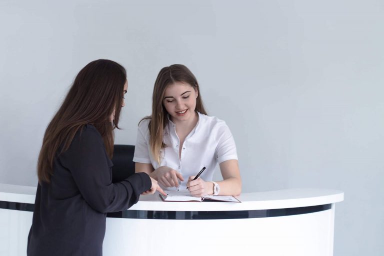Los ingresos del hotel aumentan con los recepcionistas formados en upselling
