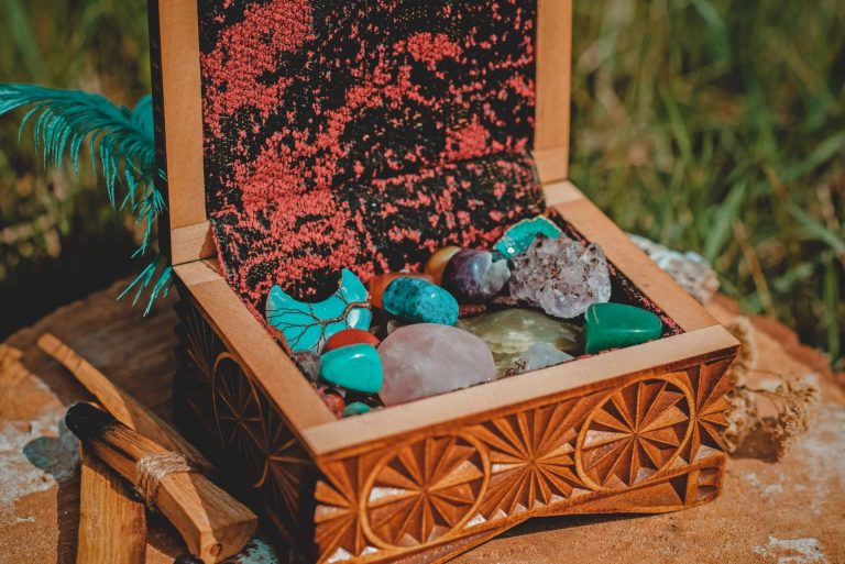 Tierra de Gemas elabora colgantes de piedras naturales