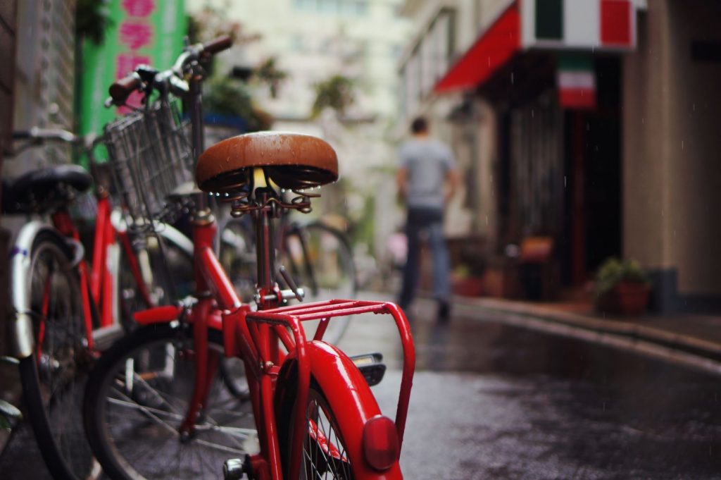 Dgt: La Multa Que Te Caerá Si No Le Das Prioridad A Las Bicicletas En Esto