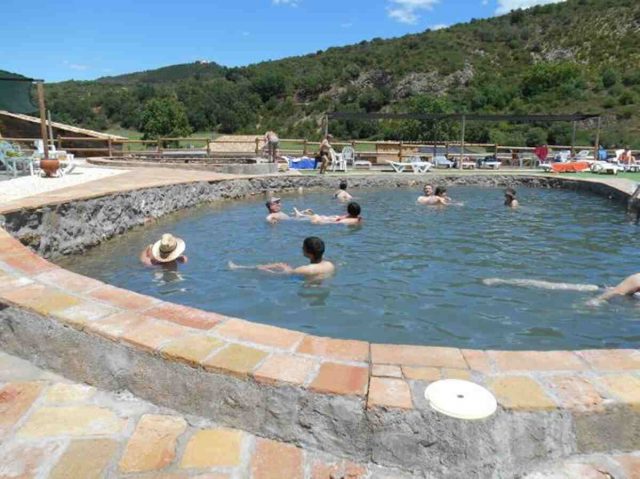 El pueblo de España donde te puedes bañar como si estuvieras en el Mar Muerto