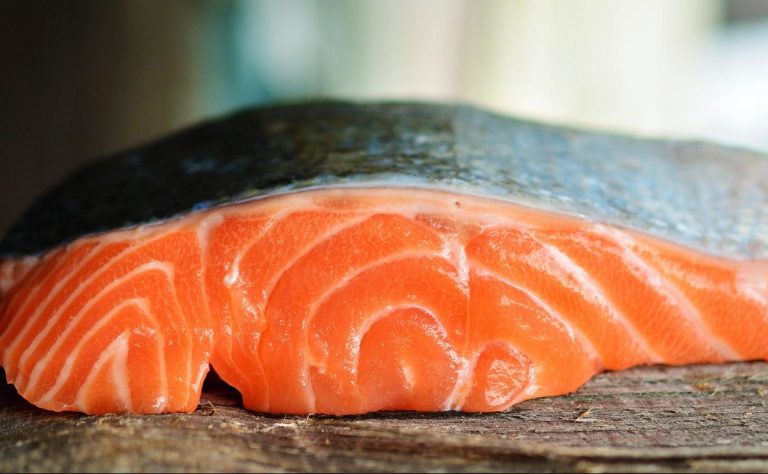El sencillo pastel de salmón que volverá locos a tus invitados