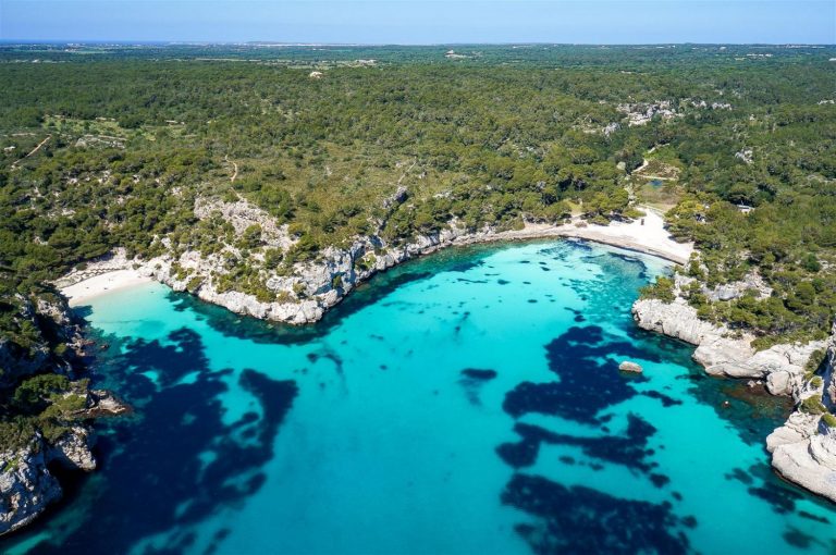 La guía definitiva de playas y planes que debes hacer en Menorca este verano