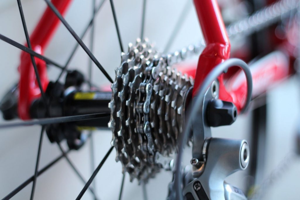 Dgt: La Multa Que Te Caerá Si No Le Das Prioridad A Las Bicicletas En Esto