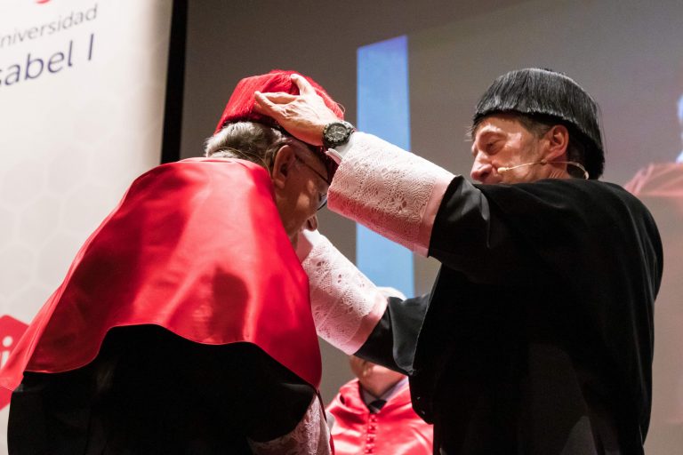 Javier Delgado Barrio investido Primer Doctor Honoris Causa de la Universidad Isabel I