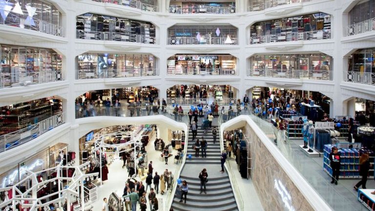 Primark apuesta por esta americana corta de 22 euros para el entretiempo