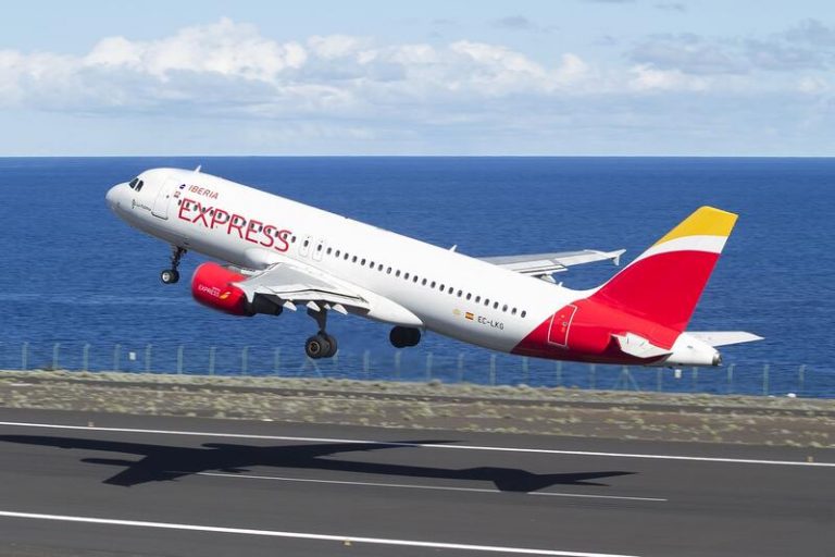 Iberia Express cancela cuatro vuelos este sábado por la huelga de tripulantes de cabina