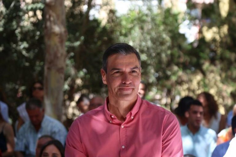 Sánchez acusa a las grandes empresas energéticas de «llevar de la mano al PP» para oponerse a las medidas sociales