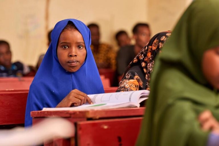La crisis del hambre pone en riesgo la educación de millones de niñas en el mundo, según Plan International