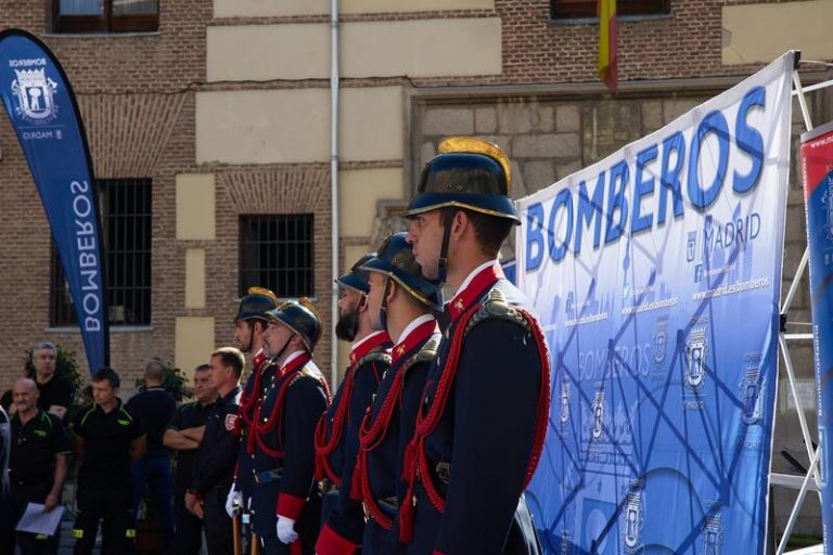 Hasta 130 rosas recuerdan a los bomberos muertos hace 35 años en incendio de Almacenes Arias «por vocación y fatalidad»