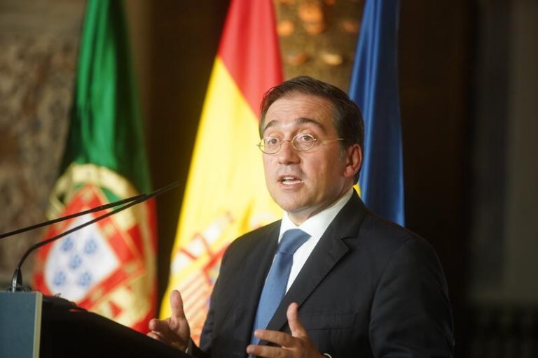 Albares expresa su «solidaridad» con el Reino Unido y su familia real ante la preocupación sobre la salud de Isabel II