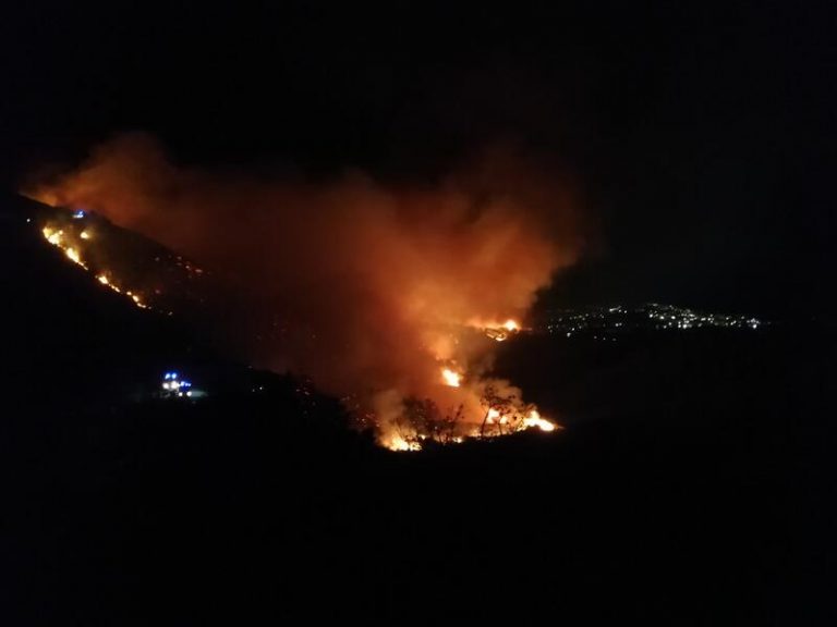Interior activa a la UME para sofocar el incendio que ya ha calcinado parte de la mayor zona forestal de Ceuta