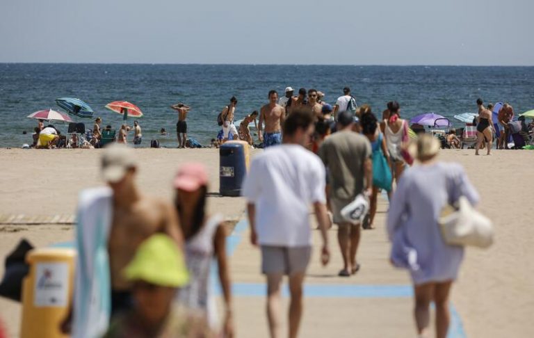 Las temperaturas subirán hoy en casi todo el país pero las lluvias y tormentas tendrán en riesgo a Baleares