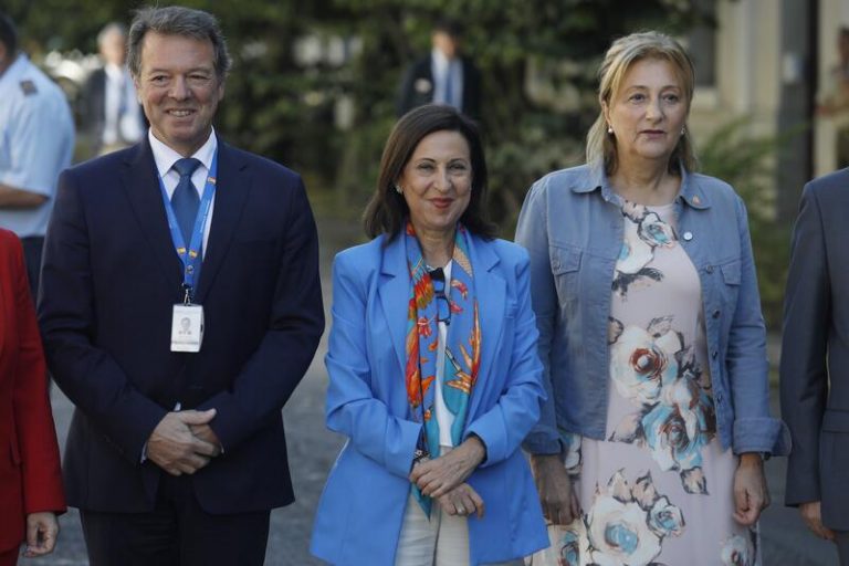 Robles llama a seguir el ejemplo de Isabel II con «firmeza dentro de la tranquilidad» en momentos «difíciles» como ahora