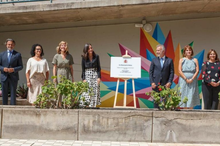 La Reina Letizia abre el curso escolar en La Palma con casi un centenar de alumnos afectados por la erupción