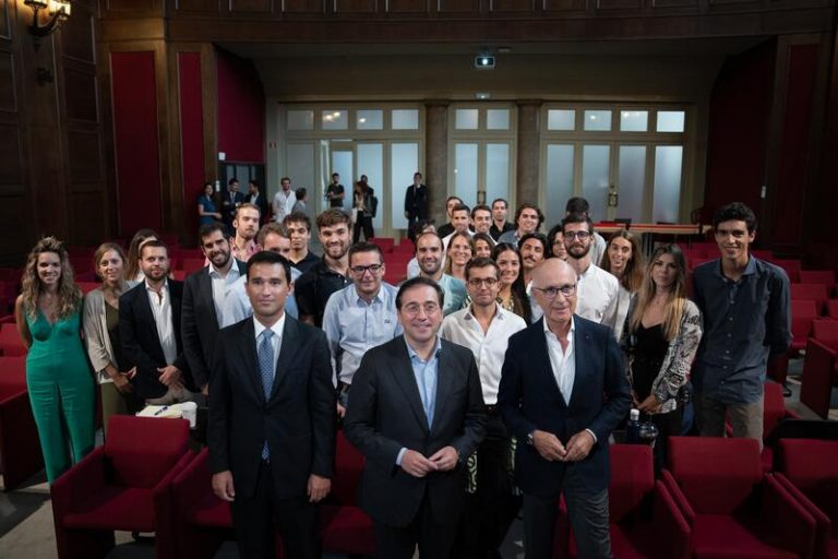 Albares asegura que «el PP y Feijóo han enviado 11 folios de excusas» para no renovar el CGPJ
