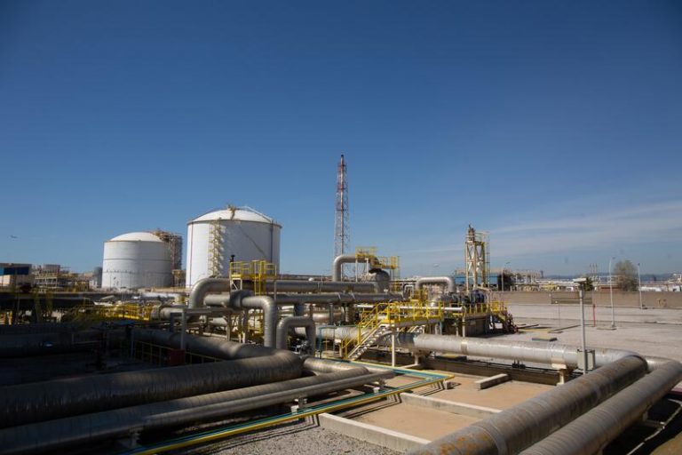 España duplica la adquisición de gas ruso en agosto y las importaciones desde Argelia caen un 34,8%