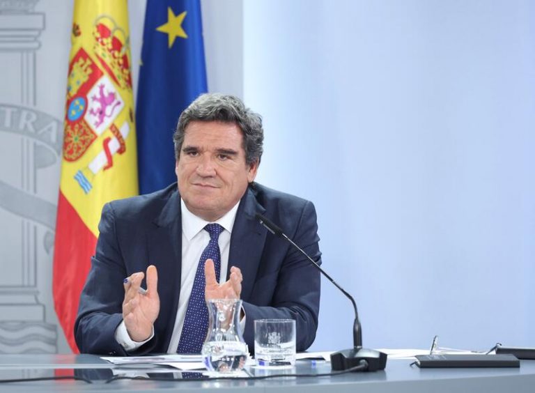 Escrivá quiere subir «suavemente» pensión y base máxima y descarta un periodo de cálculo de 35 años
