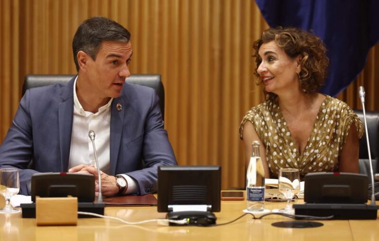 Sánchez acusa a Feijóo de «reaccionario» por anunciar que derogará las leyes que el PP ha llevado al TC si es presidente