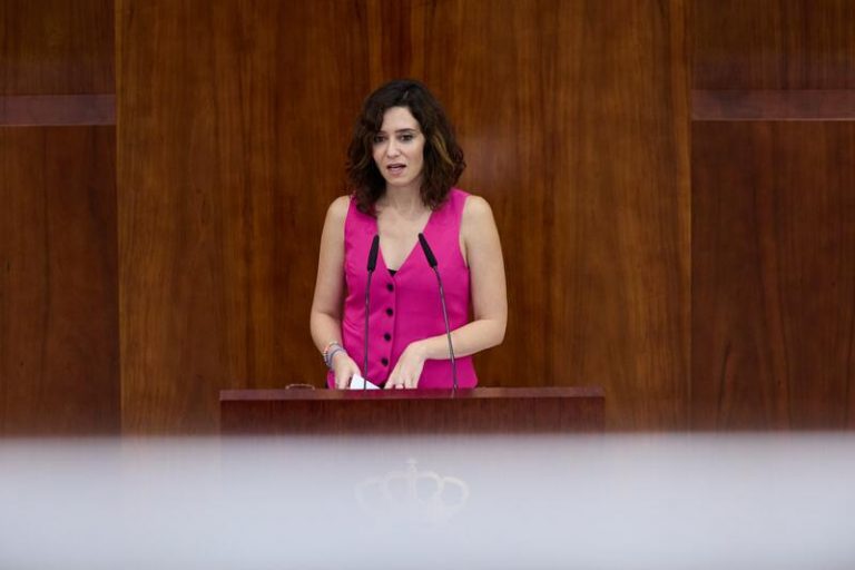 Ayuso defiende el trabajo de la Oficina del Español y carga contra los «chiringuitos» del resto