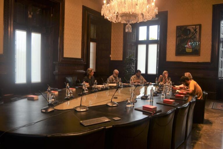 El Parlament espera resolver «lo antes posible» la situación de los asesores de Borràs