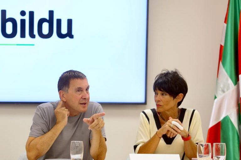 Una veintena de asociaciones de víctimas reclaman un cordón sanitario para no contar con los «votos de sangre» de Bildu