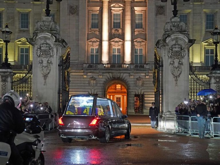 Los restos mortales de la Reina Isabel II llegan a Buckingham Palace