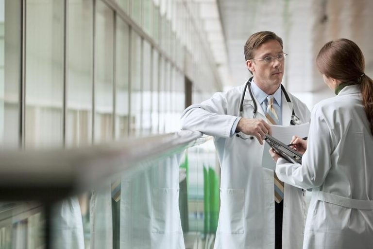 Uno de cada cuatro médicos españoles ejerce actividades profesionales complementarias