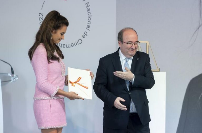 Penélope Cruz recibe emocionada el Premio Nacional de Cinematografía y destina su cuantía a fines sociales
