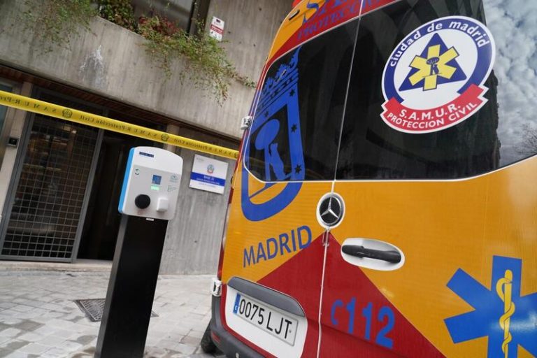 Desalojado un edificio okupado en Madrid tras un incendio en un patio interior con infraviviendas