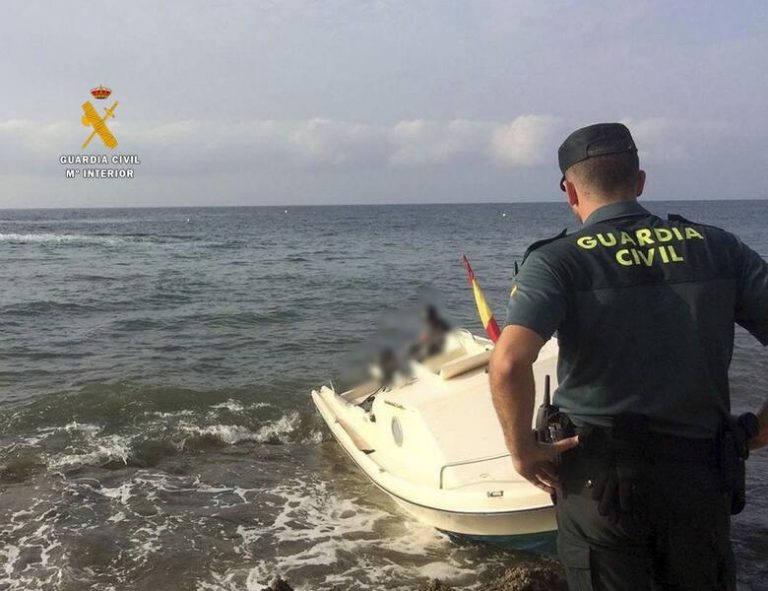 A juicio este lunes en Almería los dos acusados de llevar a 14 personas en patera desde Argelia cobrando 2.900 euros