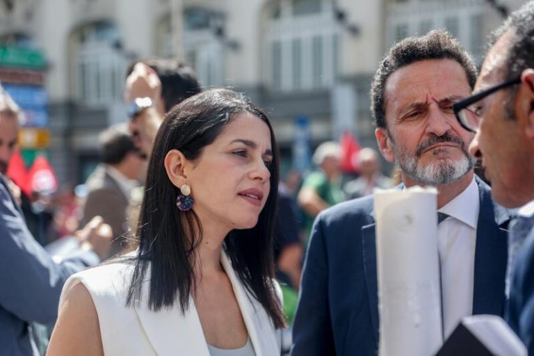 Arrimadas pide a Darias aclarar por qué mantiene la «absurda» obligatoriedad de la mascarilla en el transporte público