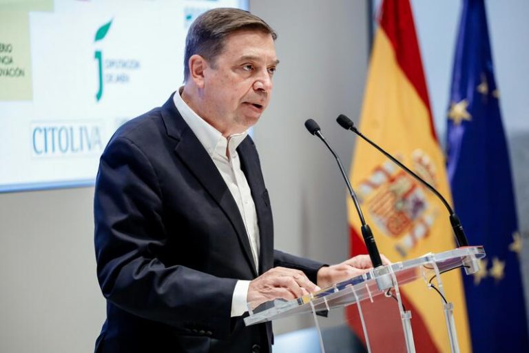 Planas califica de «medida no proporcionada» la decisión de Bruselas de cerrar pesquerías de fondo