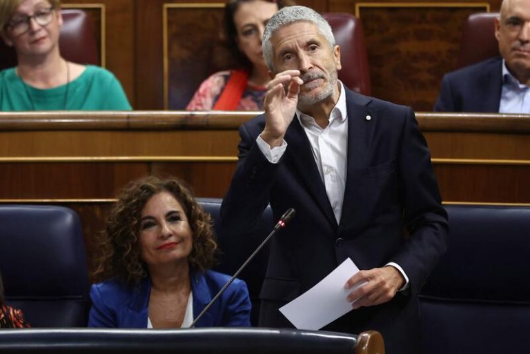 Marlaska dice que acercar a etarras evita la «exclusión social» y Vox le acusa de «escupir a la cara» de las víctimas